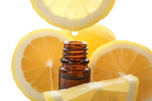 زيت الليمون الأوكالبتوس برائحة قوية منعش وتنظيف ومنشط. يُستخدمفي مجموعة متنوعة من التطبيقات ،بما في ذلك العلاج بالروائح ، والتدليك ،والبخاخات ، وأجهزة التبخير.