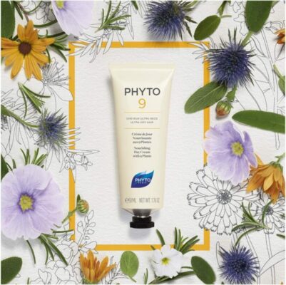 phyto 9 كريم مرطب للشعر الجاف والمجعد. يحتوي على 9 مستخلصات نباتية وزيت المكاديميا، مما يساعد على ترطيب الشعر وتنعيمه ومنع التقصف.